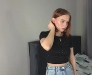 elvaappling is a 18 year old female webcam sex model.