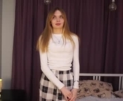 lynesser is a 18 year old female webcam sex model.