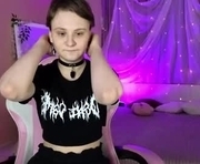 skylerraynee is a 18 year old female webcam sex model.