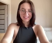 hot_lliinns is a 18 year old female webcam sex model.