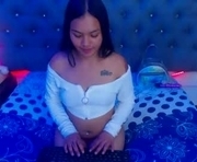 xlolasexybodyx is a 18 year old female webcam sex model.