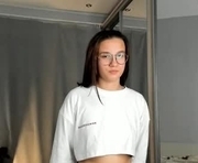 linnblow is a 18 year old female webcam sex model.