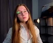 eadlincarnley is a 18 year old female webcam sex model.