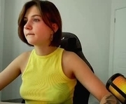 marameow is a 18 year old female webcam sex model.