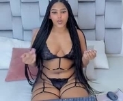 zuryross is a 18 year old female webcam sex model.