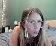 oliviahansleyy is a 19 year old female webcam sex model.