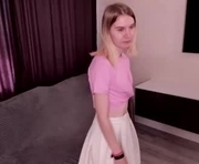 editdecoursey is a 18 year old female webcam sex model.