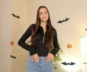 moirebissey is a 18 year old female webcam sex model.