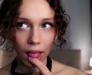 elvahamling is a 18 year old female webcam sex model.