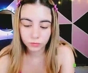 konygintonic is a 19 year old female webcam sex model.