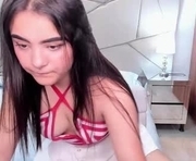 siara_sanders is a 18 year old female webcam sex model.