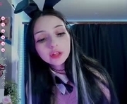 liniq is a 18 year old female webcam sex model.