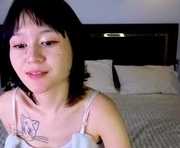 luomay is a 18 year old female webcam sex model.