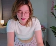 aftoneldon is a 18 year old female webcam sex model.