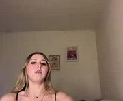 kynziee18 is a  year old female webcam sex model.