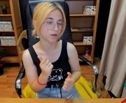 moon13152 is a 20 year old female webcam sex model.