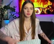 kentsmomalis is a 18 year old female webcam sex model.