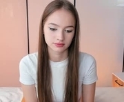 hecola is a 18 year old female webcam sex model.