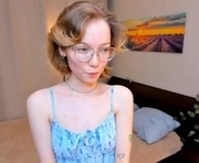 moirebroady is a 18 year old female webcam sex model.