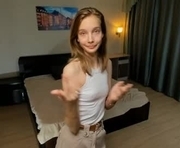 esmeclaxton is a 18 year old female webcam sex model.