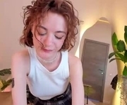 evasaff is a 18 year old female webcam sex model.