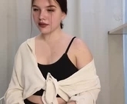 petulahearl is a 18 year old female webcam sex model.