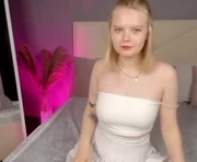 essie_fanning is a 18 year old female webcam sex model.