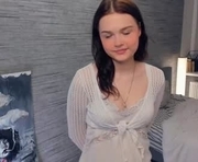 beatrixcutsforth is a 18 year old female webcam sex model.