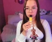 emilie_brown is a 19 year old female webcam sex model.