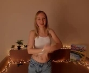 gladysaxley is a 18 year old female webcam sex model.