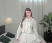 lilly_colins is a 18 year old female webcam sex model.