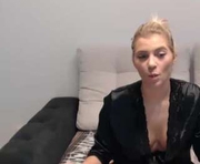 lorenaryan is a 22 year old female webcam sex model.